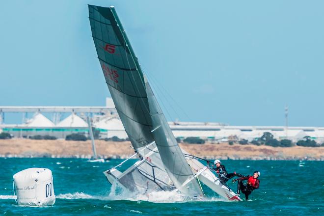 Day 3 – Claire Campbell and James Moeller capsize - Viper World Championships © Tom Smeaton